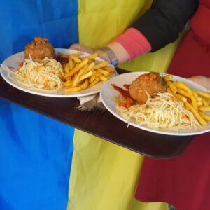 Ukrainische Frikadelle in Sauce mit Salat und Pommes oder Kartoffelpüree